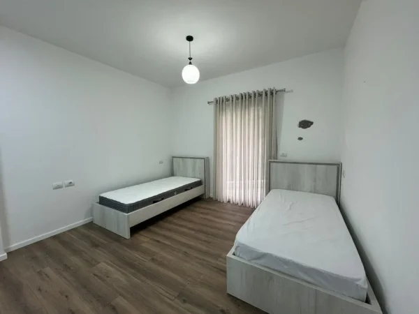Tirane, jepet me qera 2+1 Kati 3, 107 m² 700 € 