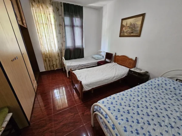 Tirane, jepet me qera apartament 3+1 Kati 1, 120 m² 500 € (prane pallatit te Sportit Asllan Rusi)