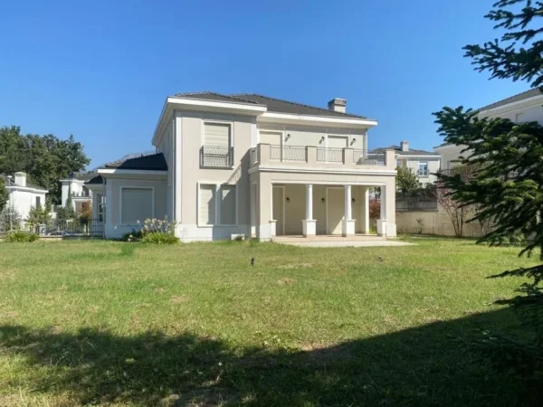 Tirane, jepet me qera Vile 2 Katshe Kati 3, 598 m² 5.000 € (ROLLING HILLS, VILE PER QERA)