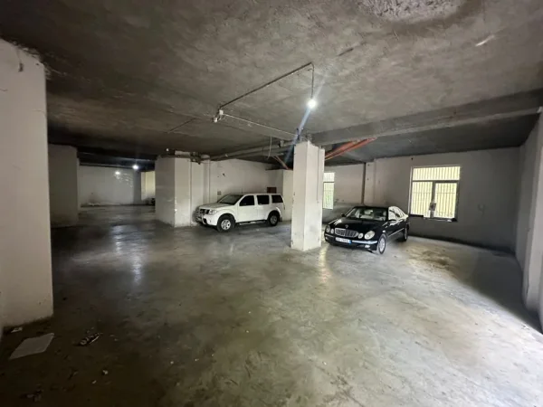 Tirane, jepet me qera ambjent biznesi Kati 0, 330 m² 1.300 € (Kodra e Diellit)