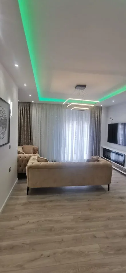Tirane, jepet me qera apartament 2+1+Aneks+Ballkon Kati 5, 100 m² 1.000 € (Barrikadave)