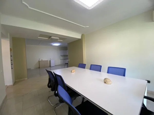 Tirane, jepet me qera ambjent biznesi Kati 2, 110 m² 1.500 € (Tek garda)