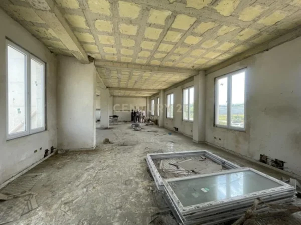 Tirane, jepet me qera vetem 1 dhome 1+1 Kati 0, 1.343 m² 4.000 € (city park)