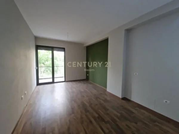 Tirane, jepet me qera apartament 1+1 Kati 3, 77 m² 129.500 € (Fusha e Aviacionit)