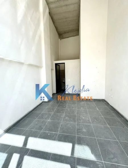 Tirane, jepet me qera dyqan Kati 0, 23 m² 300 € (Pazari i Ri, Rruga Qemal Stafa)