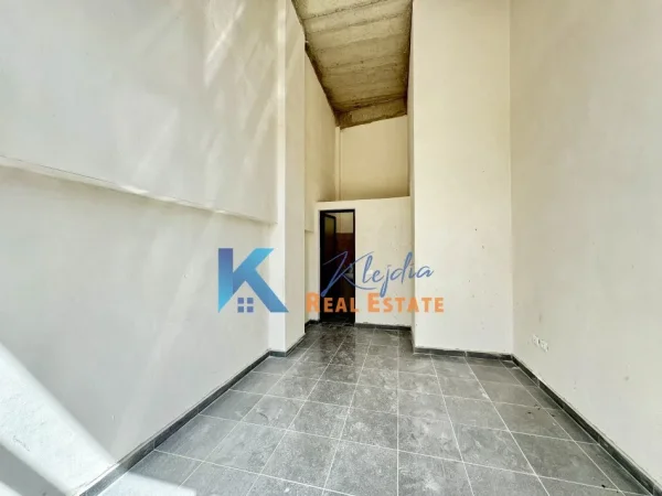 Tirane, jepet me qera dyqan Kati 0, 23 m² 300 € (Pazari i Ri, Rruga Qemal Stafa)