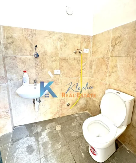 Tirane, jepet me qera dyqan Kati 0, 23 m² 300 € (Pazari i Ri, Rruga Qemal Stafa)