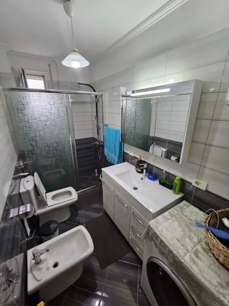 Tirane, shitet apartament 2+1+Ballkon Kati 2, 122 m² 146.400 € (Rruga Dajtit)