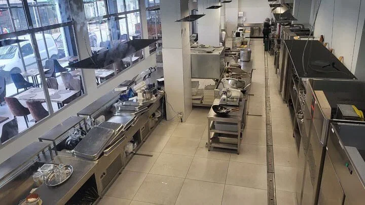 Tirane, shitet ambjent biznesi Kati 0, 600 m² 100.000 € (Komuna e Parisit)