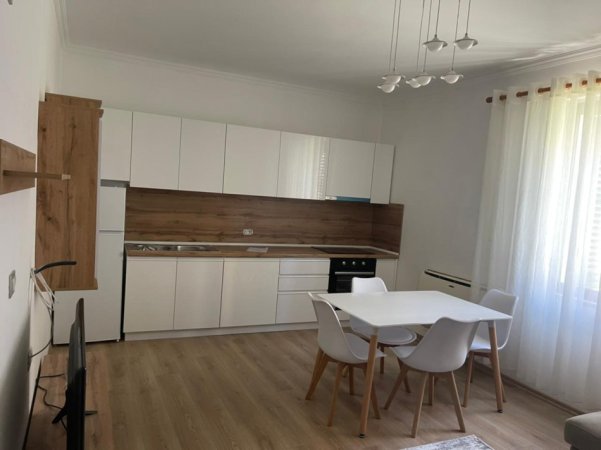 Tirane, jepet me qera apartament 1+1+Ballkon Kati 5, 65 m² 400 € (rruga e Kavajes)