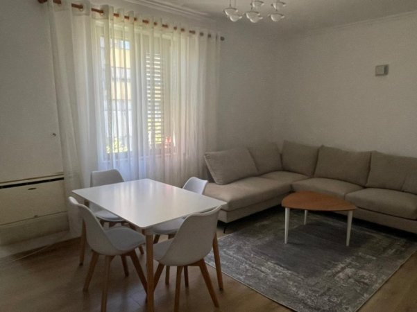 Tirane, jepet me qera apartament 1+1+Ballkon Kati 5, 65 m² 400 € (rruga e Kavajes)