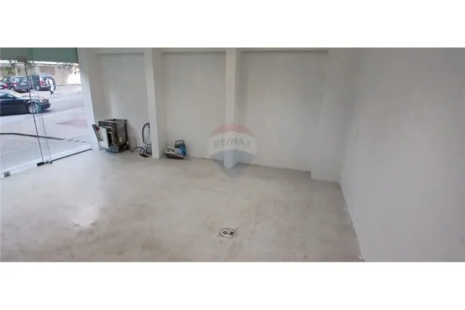 Tirane, jepet me qera dyqan Kati 0, 53 m² 500 € 