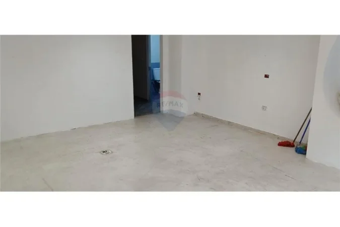 Tirane, jepet me qera dyqan Kati 0, 53 m² 500 € 