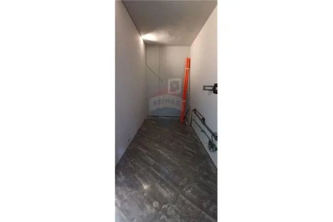 Tirane, jepet me qera dyqan Kati 0, 53 m² 500 € 