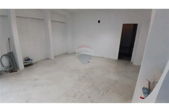 Tirane, jepet me qera dyqan Kati 0, 53 m² 500 € 