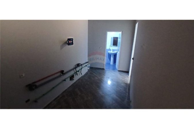 Tirane, jepet me qera dyqan Kati 0, 53 m² 500 € 