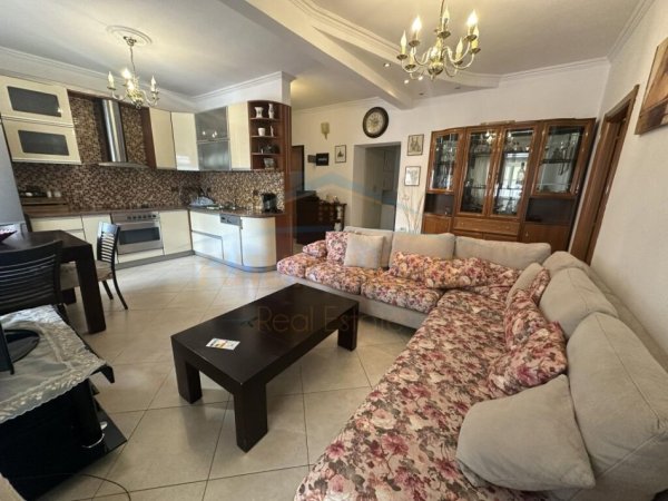 Tirane, jepet me qera apartament 2+1+Ballkon Kati 2, 100 m² 550 € (rruga myslym shyri)
