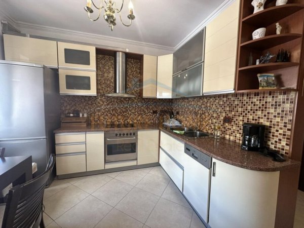 Tirane, jepet me qera apartament 2+1+Ballkon Kati 2, 100 m² 550 € (rruga myslym shyri)