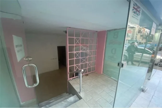 Tirane, jepet me qera dyqan Kati 0, 12 m² 200 € 