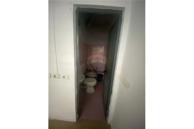 Tirane, jepet me qera dyqan Kati 0, 12 m² 200 € 