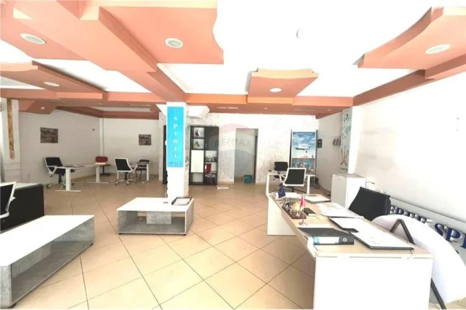 Tirane, jepet me qera dyqan Kati 0, 65 m² 450 € 