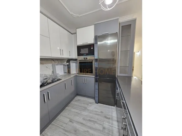 Tirane, jepet me qera apartament 2+1+Ballkon Kati 3, 110 m² 580 € (rruga nexho konomi)