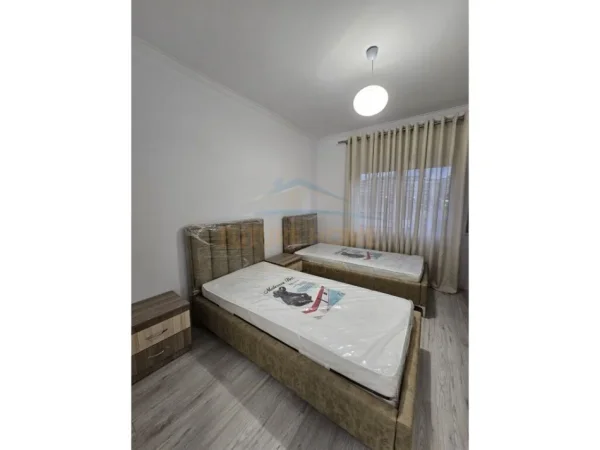 Tirane, jepet me qera apartament 2+1+Ballkon Kati 3, 110 m² 580 € (rruga nexho konomi)