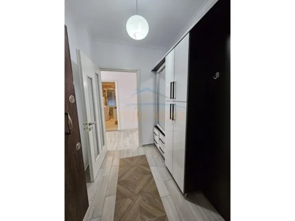 Tirane, jepet me qera apartament 2+1+Ballkon Kati 3, 110 m² 580 € (Unaza e Re)