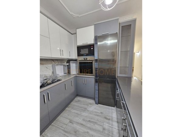 Tirane, jepet me qera apartament 2+1+Ballkon Kati 3, 110 m² 580 € (Unaza e Re)