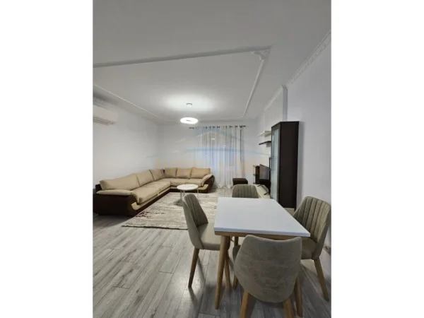 Tirane, jepet me qera apartament 2+1+Ballkon Kati 3, 110 m² 580 € (Unaza e Re)