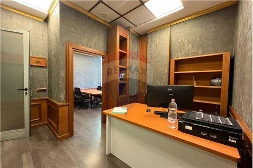 Tirane, jepet me qera zyre , 25 m² 690 € (Kullat Binjake - Tiranë, Shqipëri)