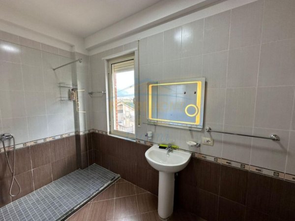 Tirane, jepet me qera apartament 3+1 Kati 7, 125 m² 900 € (Liqeni i Thate)