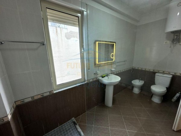 Tirane, jepet me qera apartament 3+1 Kati 7, 125 m² 900 € (Liqeni i Thate)