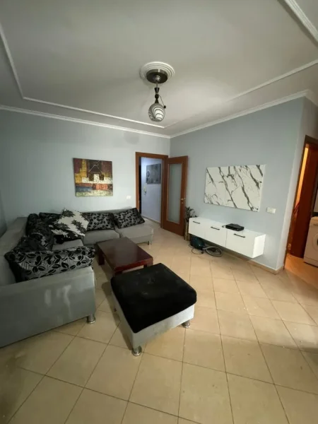 Tirane, jepet me qera apartament 1+1 Kati 5, 55 m² 400 € (Don Bosco)
