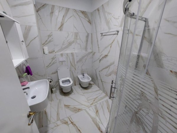 Tirane, jepet me qera apartament 1+1+Ballkon Kati 4, 65 m² 380 € (Laprake , prane gjimnazit aleks buda)