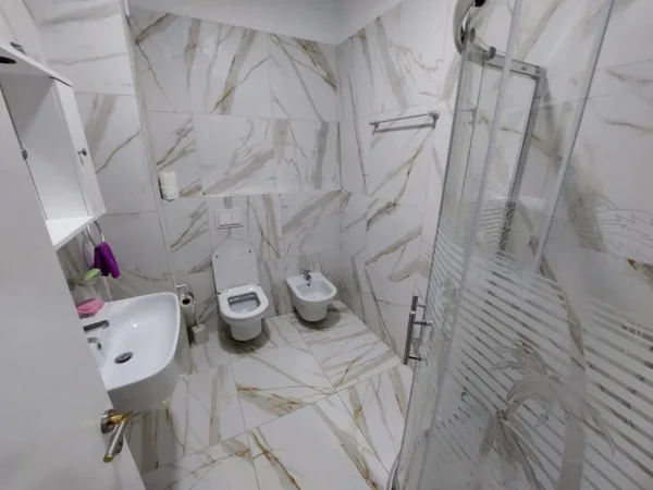 Tirane, jepet me qera apartament 1+1+Ballkon Kati 4, 65 m² 380 € (Laprake , prane gjimnazit aleks buda)