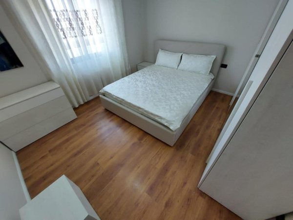 Tirane, jepet me qera apartament 1+1+Ballkon Kati 4, 65 m² 380 € (Laprake , prane gjimnazit aleks buda)
