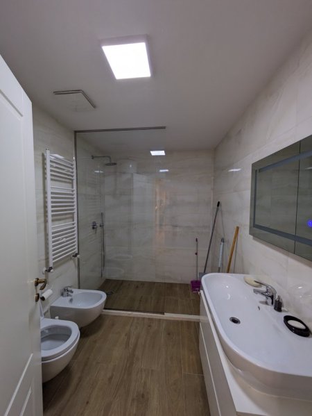 Tirane, jepet me qera apartament 2+1+Ballkon Kati 6, 131 m² 1.300 € (Marko Bocari)