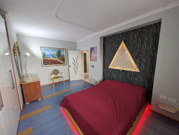 Tirane, jepet me qera apartament 2+1+Ballkon Kati 8, 120 m² 1.500 € (Ukraina e lire)