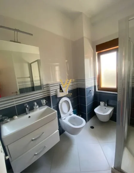 Tirane, jepet me qera Vile 3+1 Kati 0, 250 m² 2.500 € (TEGU)