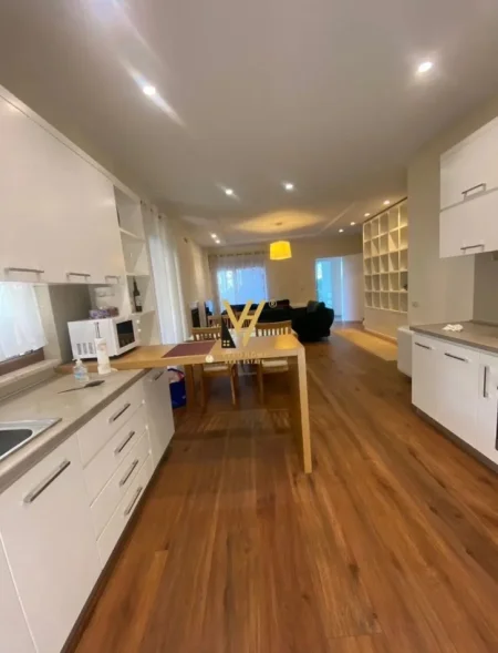 Tirane, jepet me qera Vile 3+1 Kati 0, 250 m² 2.500 € (TEGU)