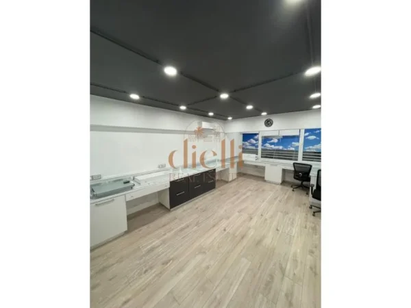 Tirane, jepet me qera zyre Kati 4, 100 m² 700 € 