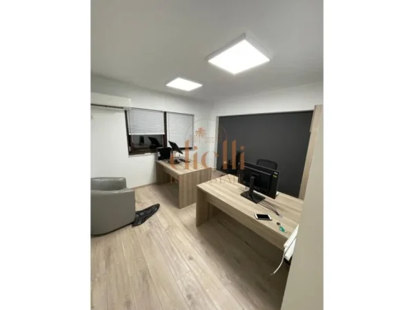Tirane, jepet me qera zyre Kati 4, 100 m² 700 € 