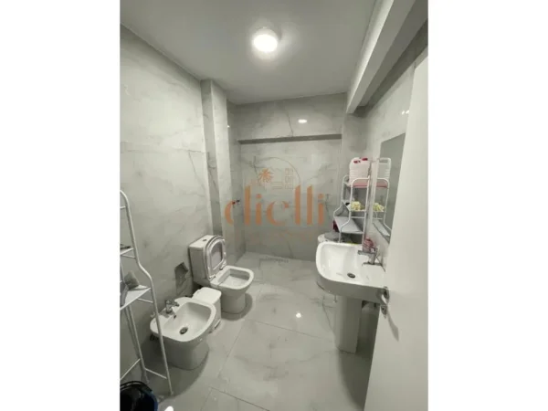 Tirane, jepet me qera zyre Kati 4, 100 m² 700 € 