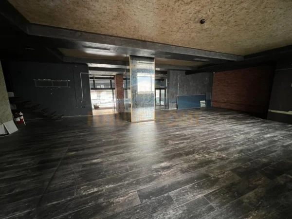 Tirane, jepet me qera ambjent biznesi Kati 0, 441 m² 5.000 € (21 DHJETORI)