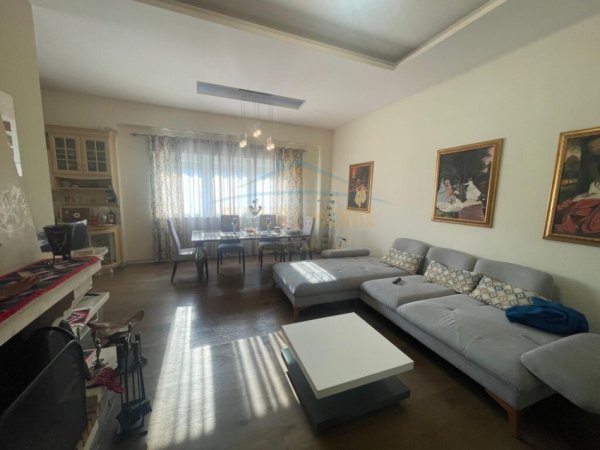 Tirane, jepet me qera apartament 3+1 Kati 7, 125 m² 900 € (Rruga Liqeni i Thate)