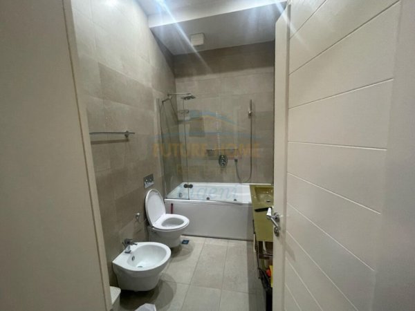 Tirane, jepet me qera apartament 3+1 Kati 7, 125 m² 900 € (Rruga Liqeni i Thate)