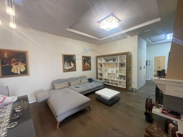 Tirane, jepet me qera apartament 3+1 Kati 7, 125 m² 900 € (Rruga Liqeni i Thate)