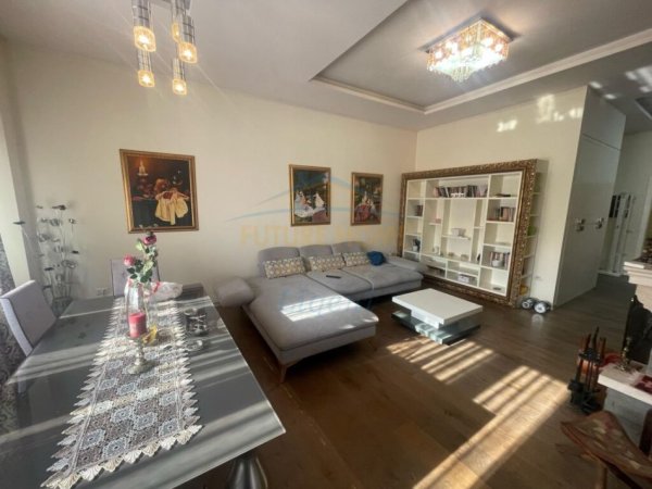 Tirane, jepet me qera apartament 3+1 Kati 7, 125 m² 900 € (Rruga Liqeni i Thate)