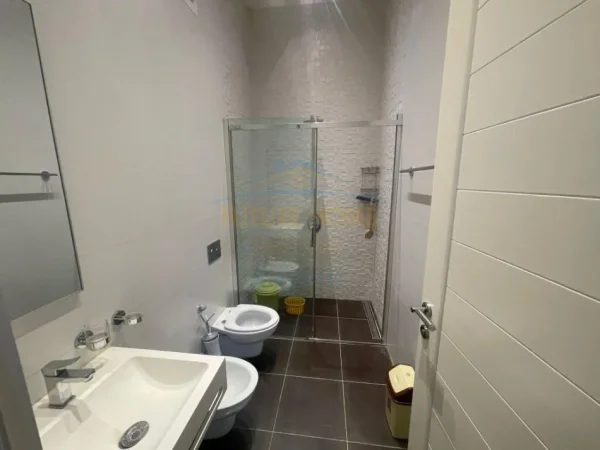 Tirane, jepet me qera apartament 3+1 Kati 7, 125 m² 900 € (Rruga Liqeni i Thate)